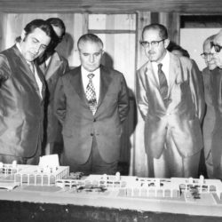O presidente da FJP, Luís de Oliveira Castro, apresenta ao governador Rondon Pacheco a maquete do Cetec. (1973)