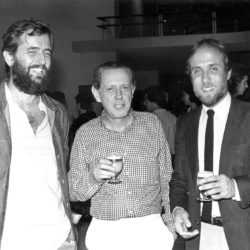 Lançamento de uma edição especial da revista Fundação JP sobre o Seminário "Sociedade, Cultura e Tecnologia, promovido pela Fundação João Pinheiro (1985). Vê-se a partir da esquerda Maurício Andrés Ribeiro, Affonso Celso Ávila e Fernando de Oliveira de Sá Andrade.